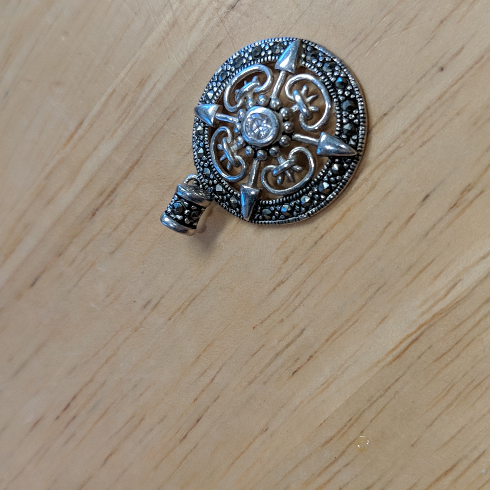 ❗️TAKING OFFERS❗️Dainty Sparkly Pendant